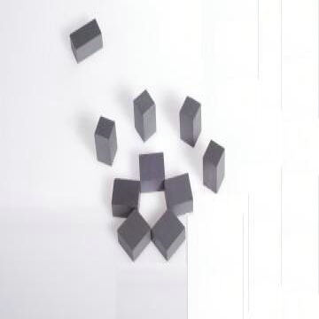 مغناطيس دائم أسود من الفريت يوفر مغناطيسية متبقية من 0.3 إلى 0.45 تسلا مكونات مغناطيسية للصناعة والأتمتة