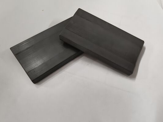 مغناطيس فيرايت مصبوب بالضغط بدرجة JC Y3939 JC Y4041، بقوة قسرية تبلغ 1500 أوي أو أكثر، تضمن عملية القولبة الرطبة الأداء المغناطيسي