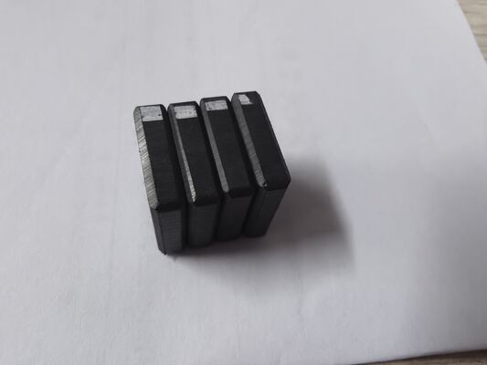 Y33 المغناطيس الدائم للفيرريت SrO 6Fe2O3 للمفصل المغناطيسي TS16949