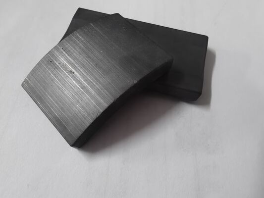 مغناطيس فيرايت دائم Y30BH SrO 6Fe2O3 لمحرك المنفاخ مروحة DC TS16949